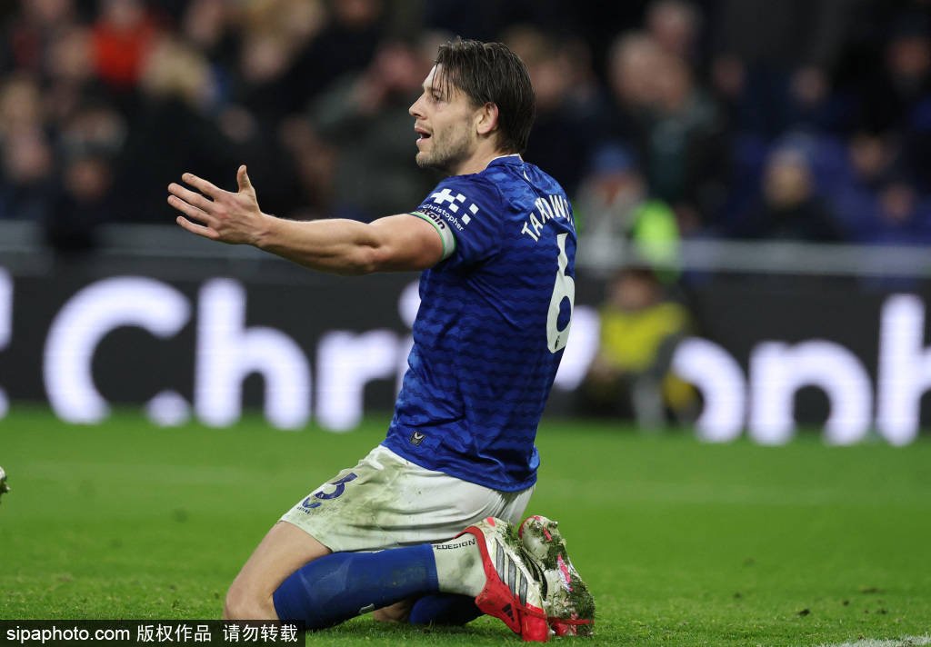 曼联夏季引援重磅目标：沃顿的转会之路与挑战解析